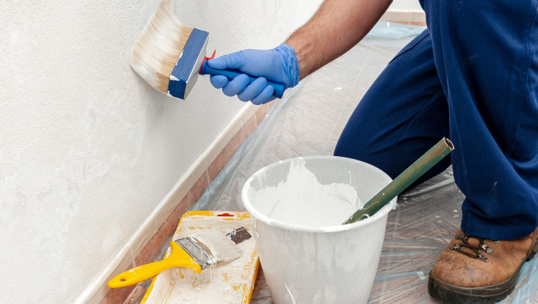 Un zugrav i-a taiat gatul unei femei dupa ce aceasta i-a reprosat calitatea renovarii facute in apartamentul ei Imagine