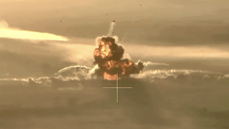 „Una din cele mai fotogenice” explozii. Turela unui tanc rusesc lovit de o drona ucraineana a sarit peste 70 de metri in aer Imagine