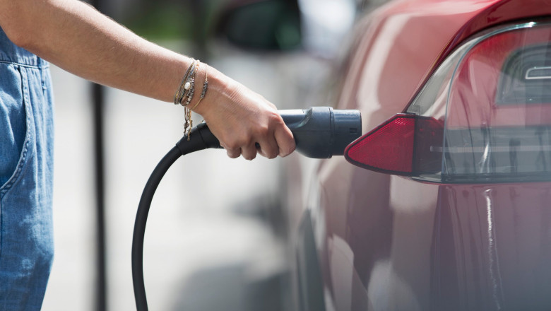 Una din cinci masini cumparate in Romania in 2023 a fost electrica sau hibrida. Masinile "verzi" castiga teren pe plan local Imagine