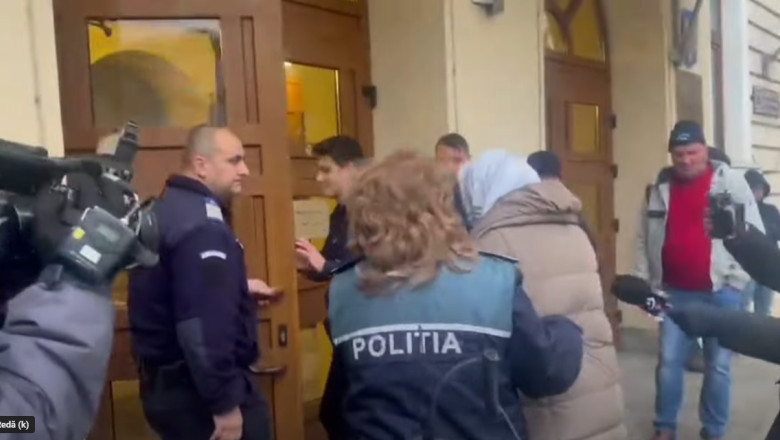 Una din sefele din Spitalul Botosani umbla cu geanta plina de bani. "S-o impiedicat, au sarit nu stiu cate plicuri, le-o strans repede" Imagine