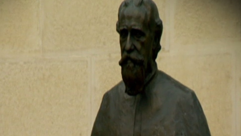 Una dintre statuile care il infatiseaza pe monseniorul Ghika a scapat de furia comunistilor pentru ca nu se stia pe cine reprezinta Imagine