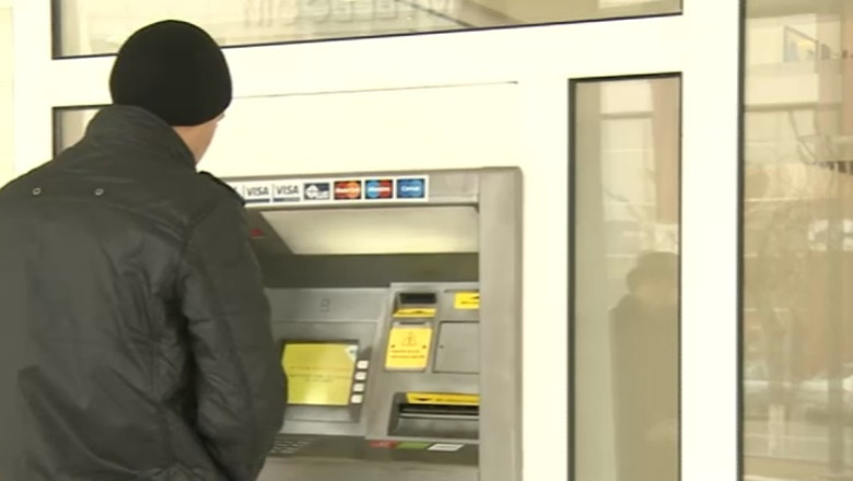 Una platesti, mai mult ti se ia de pe card. Bancile isi asuma vina Imagine