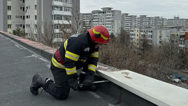 Unei femei i-a cazut in cap o bucata dintr-un balcon, in timp ce mergea pe o strada din Capitala. Politistii fac cercetari Imagine