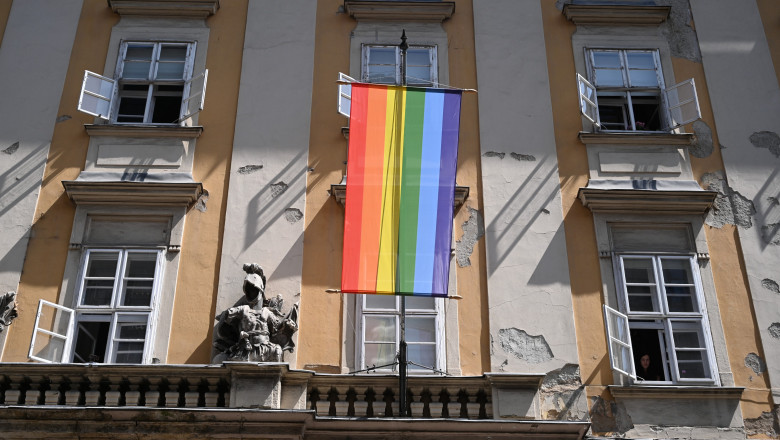 Ungaria interzice prin decret afisarea de simboluri LGBTQ pe cladirile publice Imagine