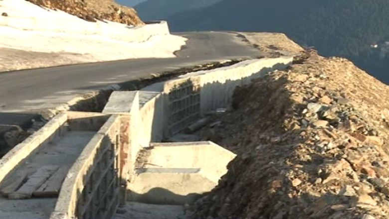 Unice si periculoase: Transfagarasanul e plin de gropi, iar Transalpina nu are parapeti Imagine