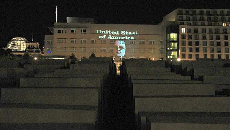 „United STASI of America”, proiectie la Berlin pe zidul ambasadei SUA. Un protest realizat de artistul Oliver Bienkowski Imagine