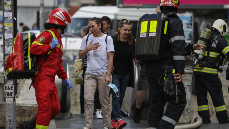 UPDATE Panica si fum dens la metrou, la Piata Romana. Pompieri: Incendiul a fost stins, calatorii au fost evacuati prin tunel Imagine