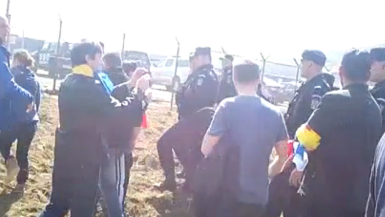 UPDATE. Protestatarii au aruncat cu oua si cu mere in autocarul Chevron. Protest cu imbranceli la Pungesti, in zona santierului Chevron Imagine