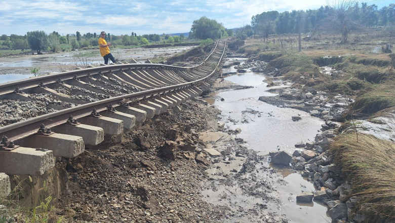 Urmarile inundatiilor: linia de cale ferata ce leaga Galati de Barlad, distrusa in mai multe locuri Imagine