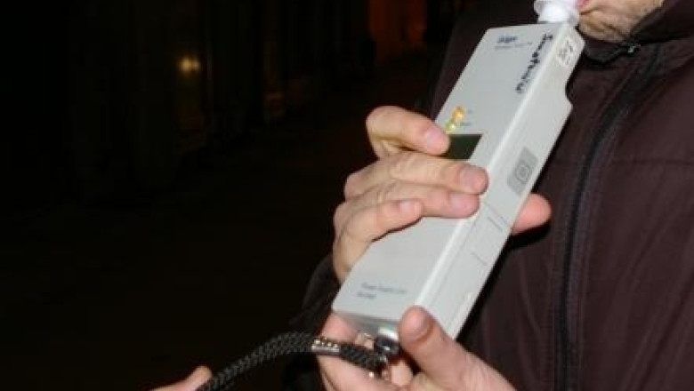 Urmarire ca-n filme, in Capitala. Un sofer beat a spart parbrizul unei masini de politie si a muscat un om al legii Imagine