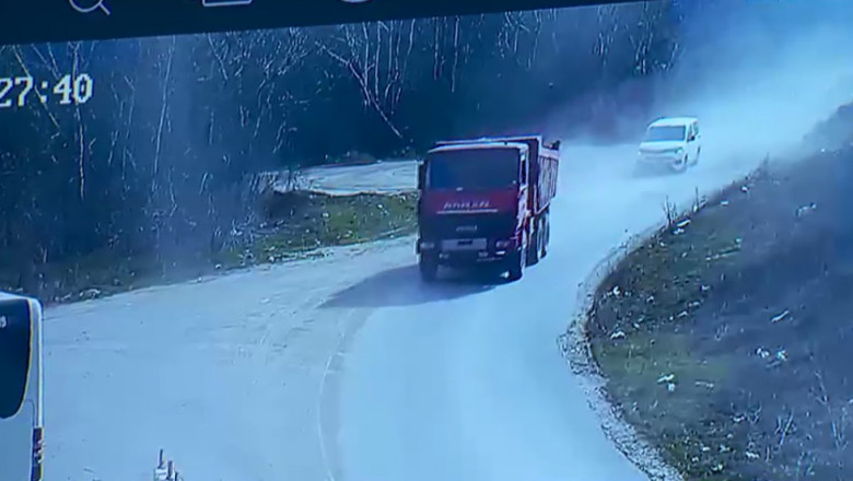 Urmarire ca-n filme pe strazile din Cornetu. Jurnalistii Digi24 au surprins in flagrant un camion care descarca deseuri din constructii Imagine