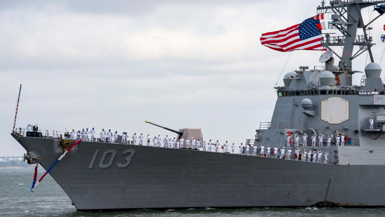 Urmarire intre nave de razboi americane si rusesti in zona Floridei, la mai putin de 60 de km de uscat. Vasele rusesti merg spre Cuba Imagine