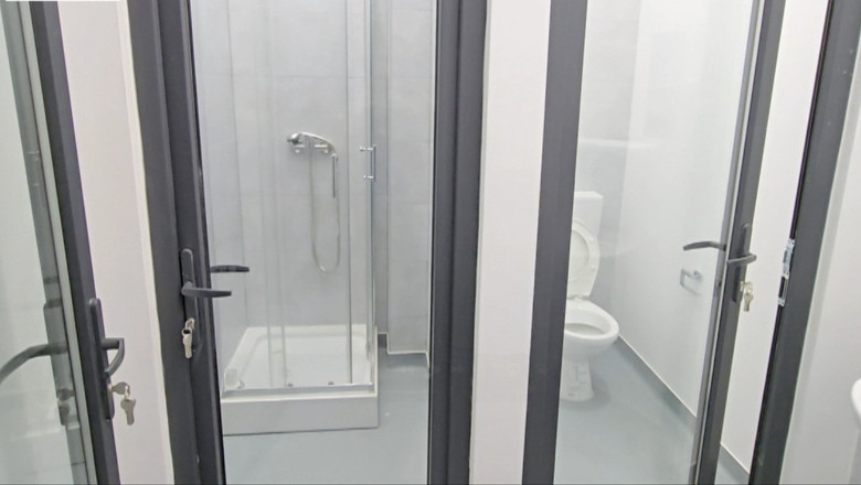 Usi transparente din sticla la toaletele unei piete din Pascani. Lucrarile au fost receptionate fara obiectii Imagine