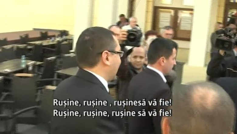 V. Ponta, asteptat cu huiduieli si coroane funerare, la Sibiu, de opozanti ai proiectului Rosia Montana. Reactia premierului Imagine