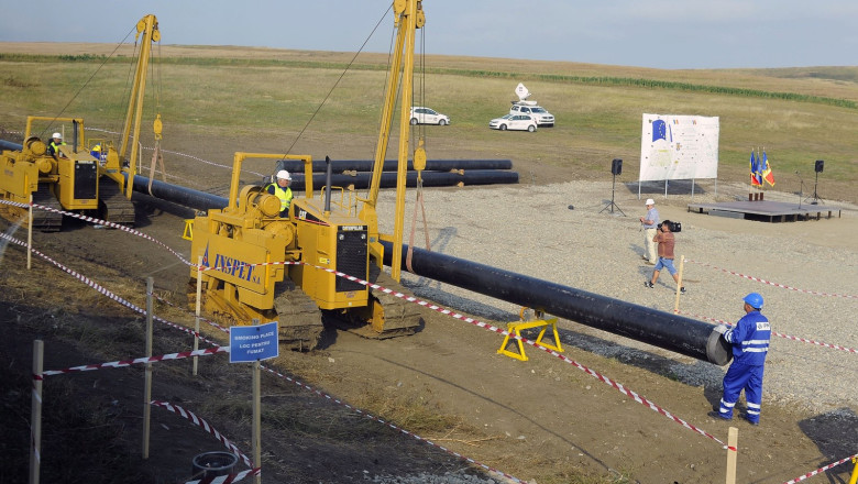 V. Ponta viziteaza santierul gazoductului Iasi-Ungheni: Unii sunt cu munca, altii cu circul Imagine