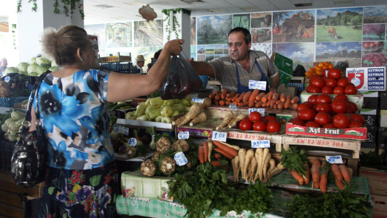 Vacanta de Rusalii. Bugetul pierde, hipermarketurile castiga Imagine