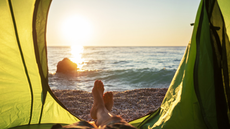 Vacanta la malul marii cu bani putini. Cum arata concediul cu cazare la cort, in casute sau in autobuzul-dormitor Imagine