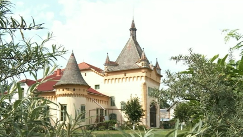 Vacanta la un castel din secolul XVIII si bai cu apa termala la doar 5 lei pe zi Imagine