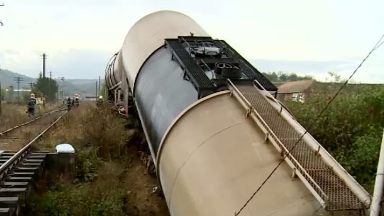 Vagonul deraiat, golit de motorina. Pompierii au lucrat toata noaptea pentru mutarea motorinei intr-o cisterna Imagine