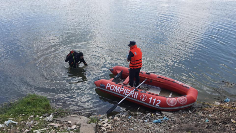 Val de tragedii la scaldat. Un tanar a disparut sub ape incercand sa-si salveze sora care a alunecat. Un adolescent a murit inecat Imagine