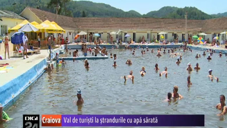 Val de turisti la strandurile cu apa sarata din statiunea Ocnele Mari Imagine