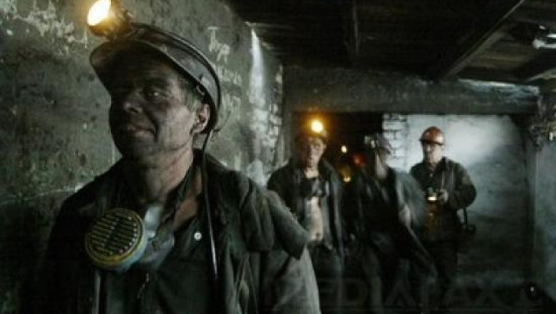 VALEA JIULUI. Sute de mineri s-au blocat in subteran. Unui grevist i s-a facut rau Imagine