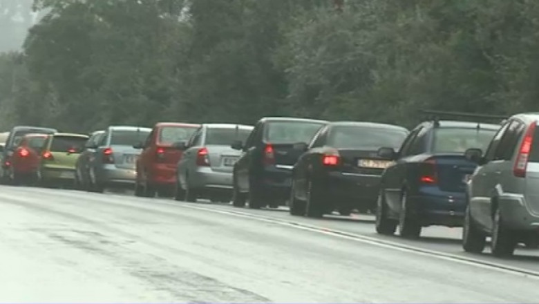 Valea Oltului. Trafic complet blocat pe centura statiunii Calimanesti, din cauza caderilor de pietre Imagine
