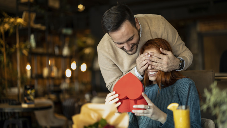 Valentine's Day costa mai mult anul acesta. Cu cat s-au scumpit bijuteriile, florile si ciocolata in ultimul an Imagine
