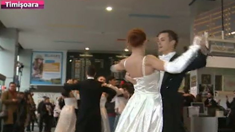 Vals vienez printre bagaje si pasageri. Flash mob menit sa promoveze Balul Vienez de la Timisoara Imagine