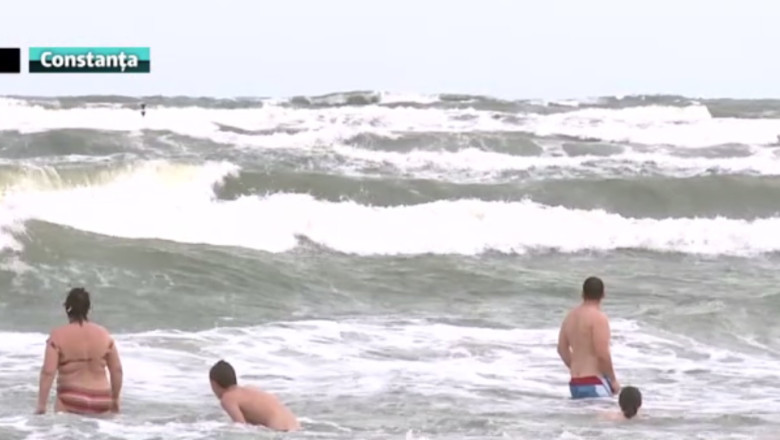 Valuri periculoase pe litoral. Turistii se avanta in marea care a luat deja 26 de suflete Imagine