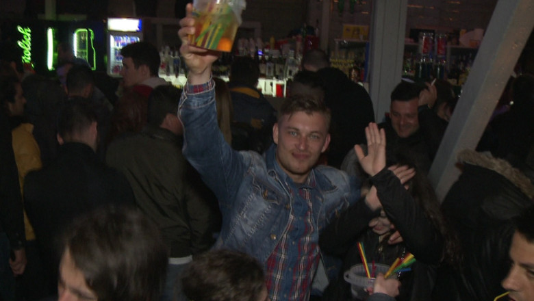 Vama Veche, paradisul gunoaielor. Studentii straini din programul ERASMUS au strans gunoaiele lasate de vamaioti Imagine