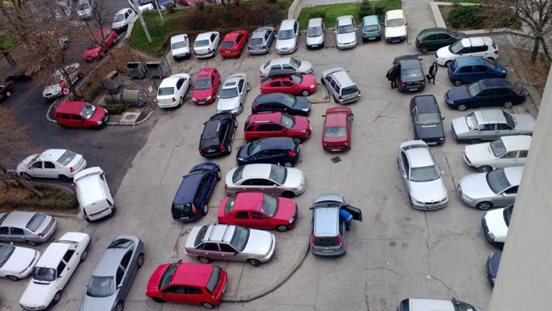 Vanati pe strada, postati pe internet. Pe o pagina web apar poze cu soferi care parcheaza neregulamentar Imagine