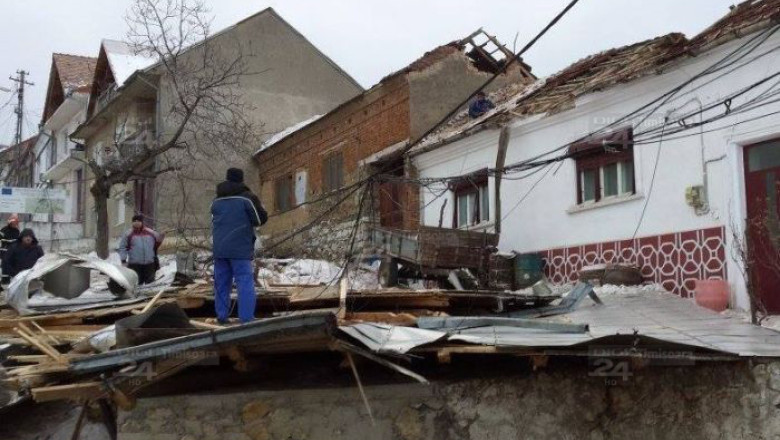 Vantul a facut prapad la Coronini. Sudul judetului Caras-Severin, sub cod portocaliu Imagine