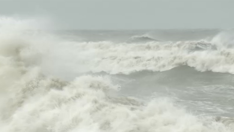 Vantul a facut spectacol la malul marii Imagine