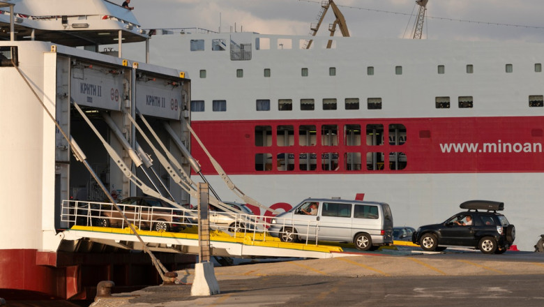 Vanturile violente din Grecia au blocat in porturi feriboturile care merg in cele mai populare insule cautate de turisti Imagine