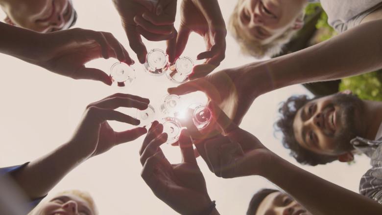 „Vanzarile de alcool au scazut cu 25%”. Tinerii beau mai putin decat parintii lor. Cum explica psihologii fenomenul Imagine