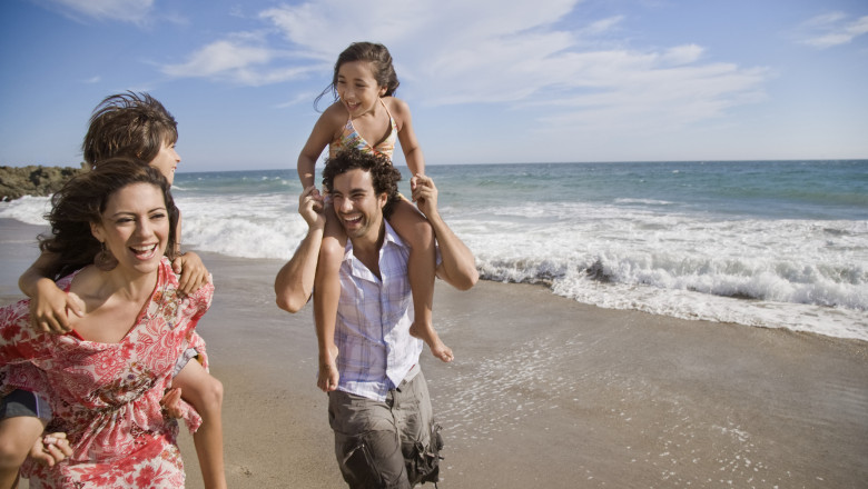Varf de sezon pe litoral. Cat costa o zi de plaja la Eforie Nord, in cursul saptamanii. Barman: „Vanzarile au scazut drastic” Imagine