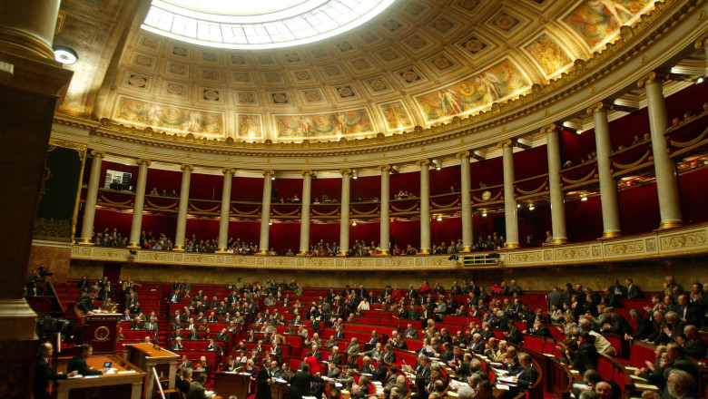Varsta de pensionare in Franta a fost crescuta de la 62 la 64 de ani. Senatul a votat legea care a provocat proteste violente Imagine