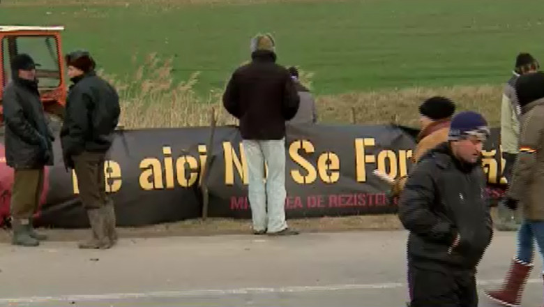 VASLUI. 200 de oameni au facut lant uman la marginea comunei Pungesti la vederea jandarmilor Imagine