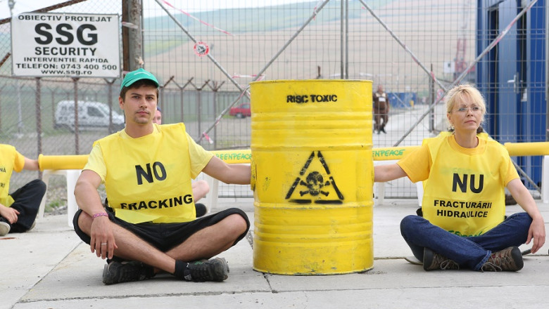 VASLUI. Activisti Greenpeace s-au instalat in fata santierului Chevron din Pungesti Imagine