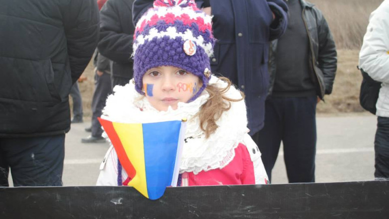 VASLUI. Chevron le-a impartit copiilor rechizite si dulciuri. Localnici: Nu-i primim pentru doua caiete. Iesim cu parii si ii fugarim Imagine