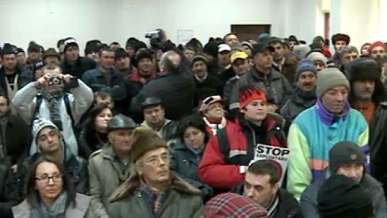 VASLUI. Dezbatere cu scantei pe tema gazelor de sist. Oamenii au fost verificati cu detectorul de metale Imagine