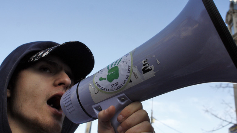 Vaslui. Jandarmeria a intervenit in forta. Cateva sute de persoane protesteaza fata de gazele de sist Imagine