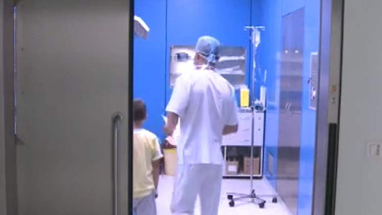 VASLUI. Pedeapsa dura administrata de tata: un copil a fost tinut cu mainile pe jarul din soba pentru ca se jucase cu focul Imagine