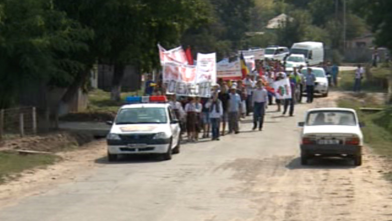 VASLUI. Protest fata de exploatarea gazelor de sist cu sicriul prin sat Imagine