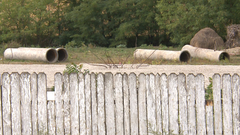 VASLUI. Situatie absurda in comuna Ibanesti. Constructie neterminata in mijlocul terenului de fotbal Imagine