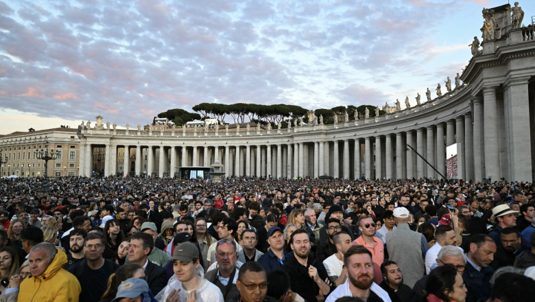 Vaticanul a distribuit fotografia oficiala a papei Leon al XIV-lea. Oficiali din Romania, la inaugurarea pontificatului sau Imagine