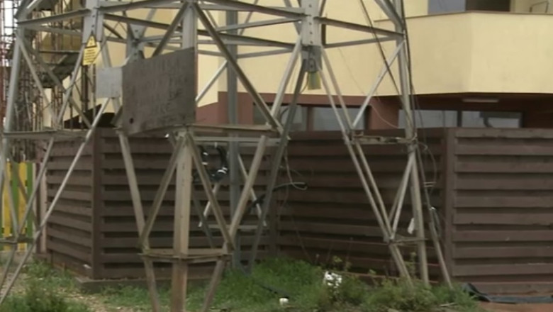 Vecini cu stalpul de electricitate. Locuitorii unui bloc din Ilfov pot atinge de la balcon firele electrice Imagine