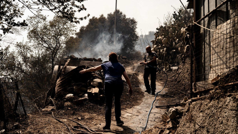 Vecinii care se cearta au aruncat Italia in flacari. In Calabria, localnicii spun ca 80% din incendii sunt provocate de oameni Imagine