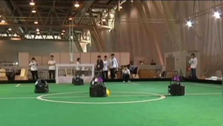 Vedetele salonului de robotica din China joaca fotbal, polo si box Imagine